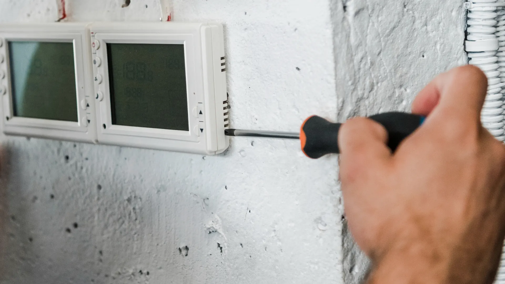 Électricien professionnel en intervention à Paris